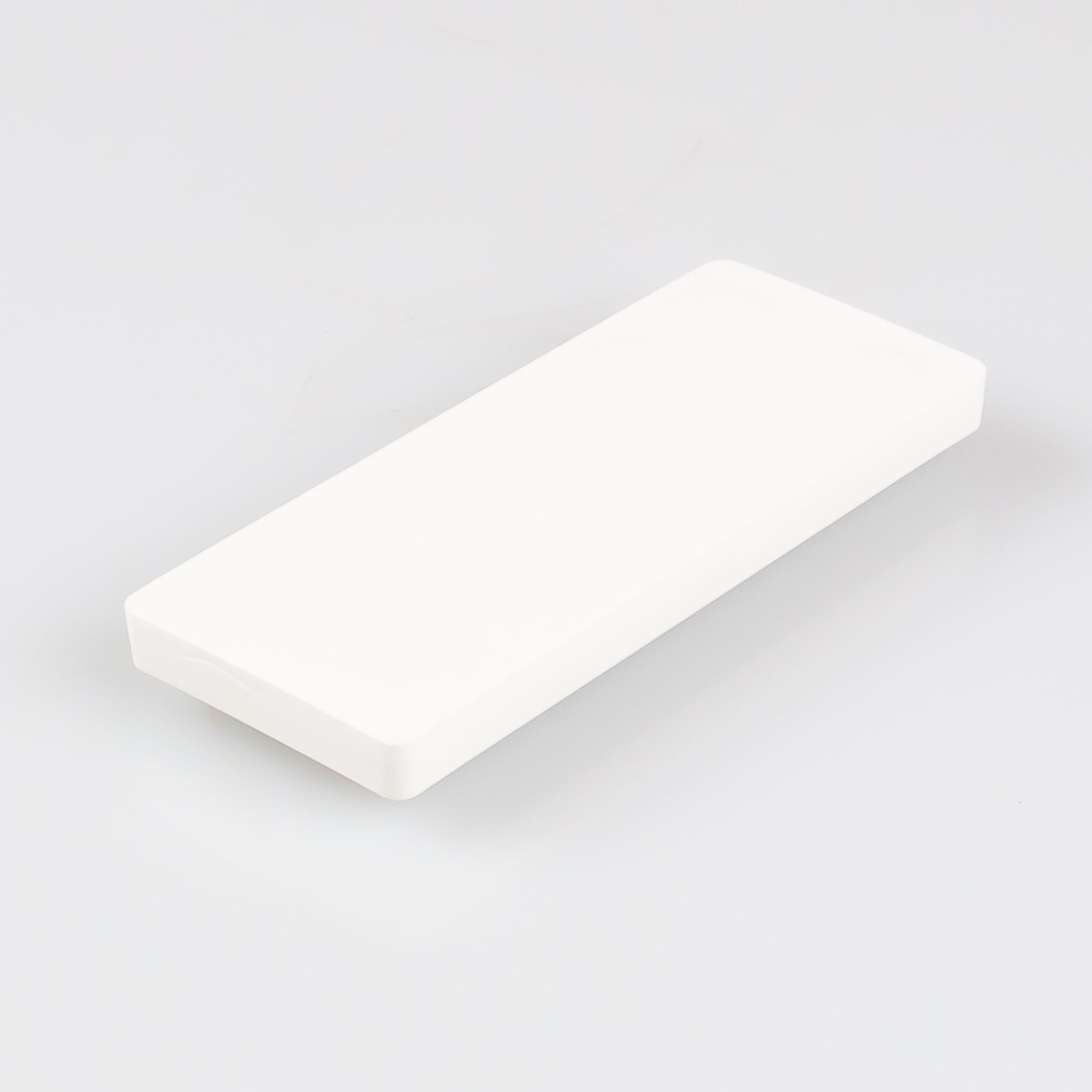 Gummierter weißer Magnet 110x45x8,5mm mit 2x Gewindebuchse M6 Haftfläche