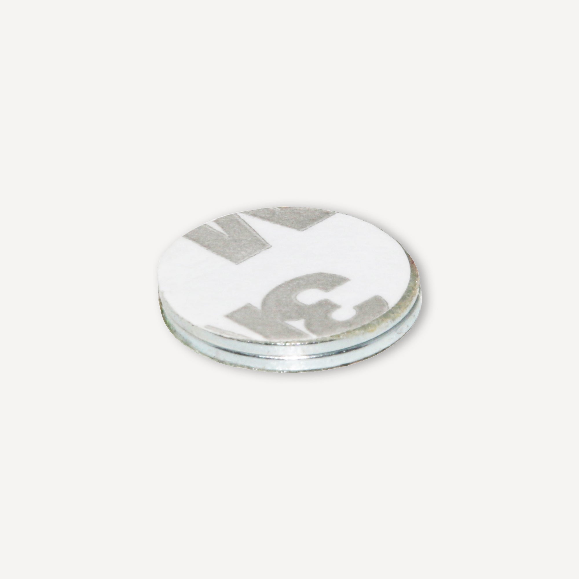 Selbstklebender Scheibenmagnet aus Neodym mit der Abmessung Ø15x1mm