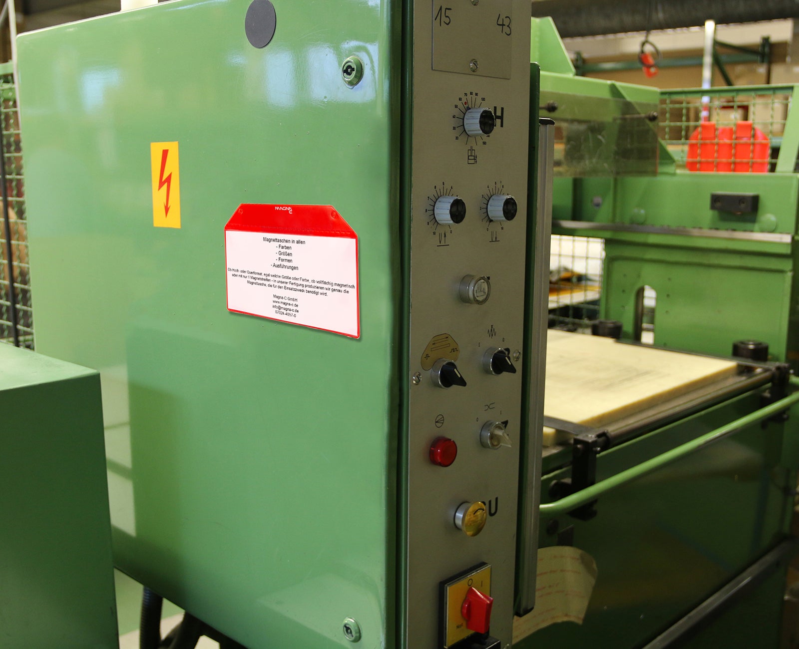 Magnettasche rot 217x110mm mit Magnetband Anwendung