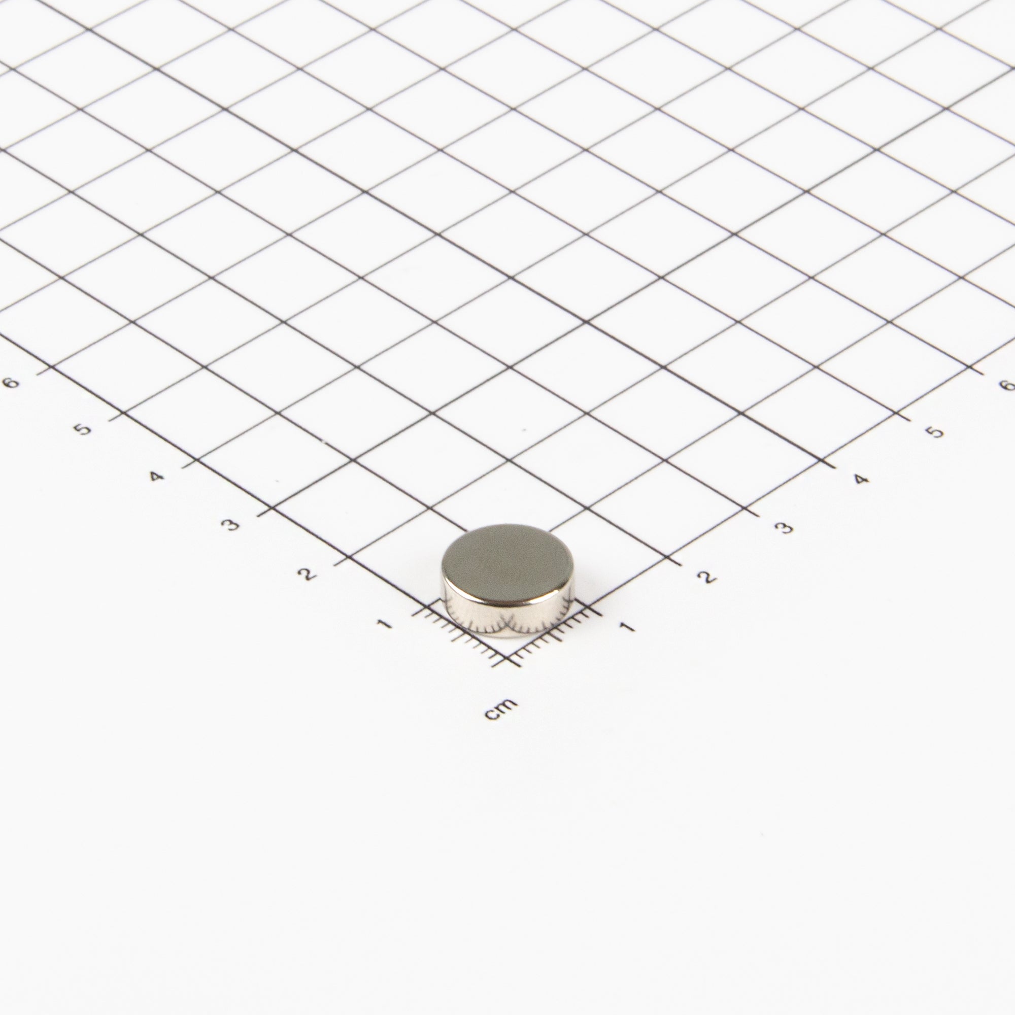 Flacher Scheibenmagnet aus Neodym mit der Abmessung Ø12x4mm