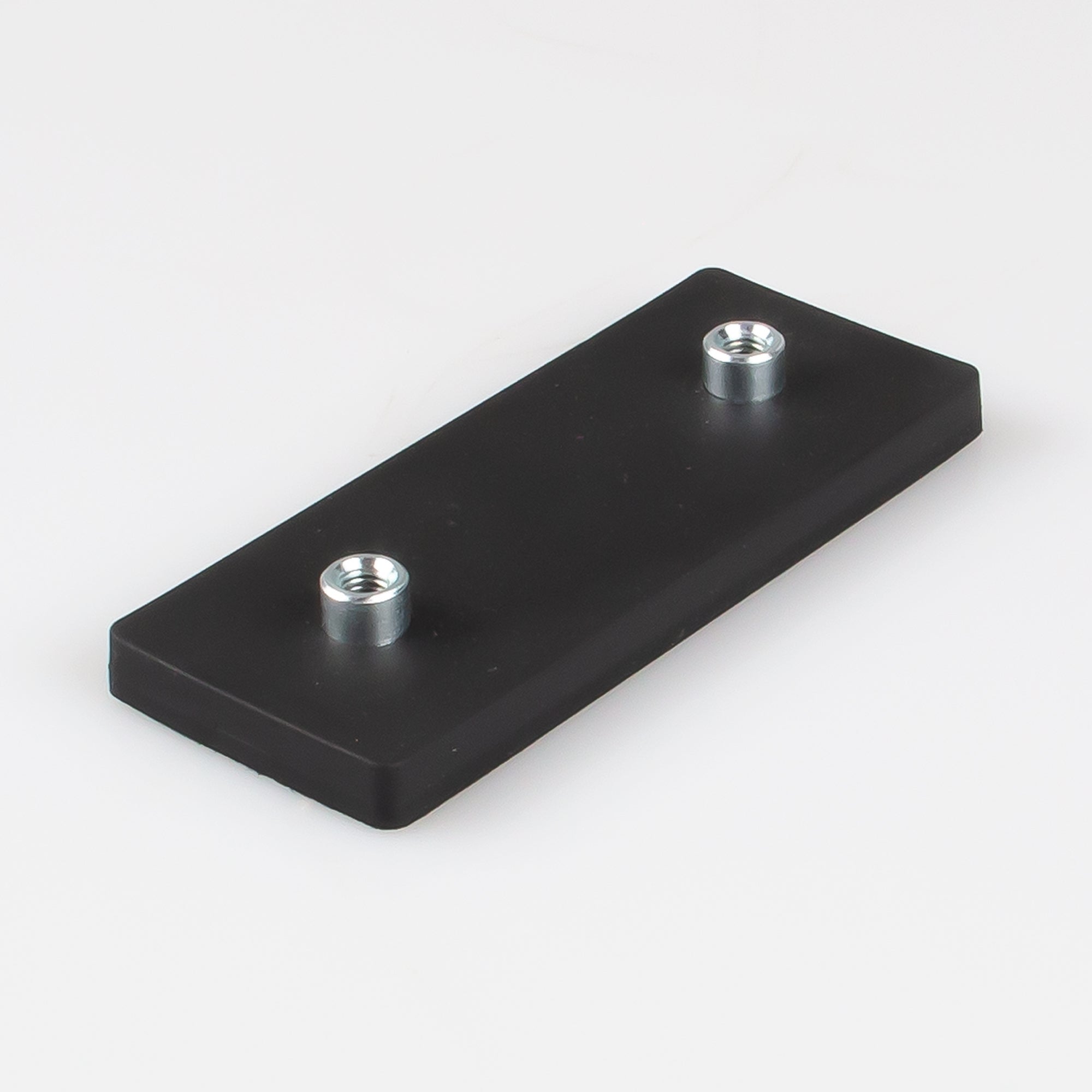 Gummierter schwarzer Magnet 110x45x8,5mm mit 2x Gewindebuchse M6