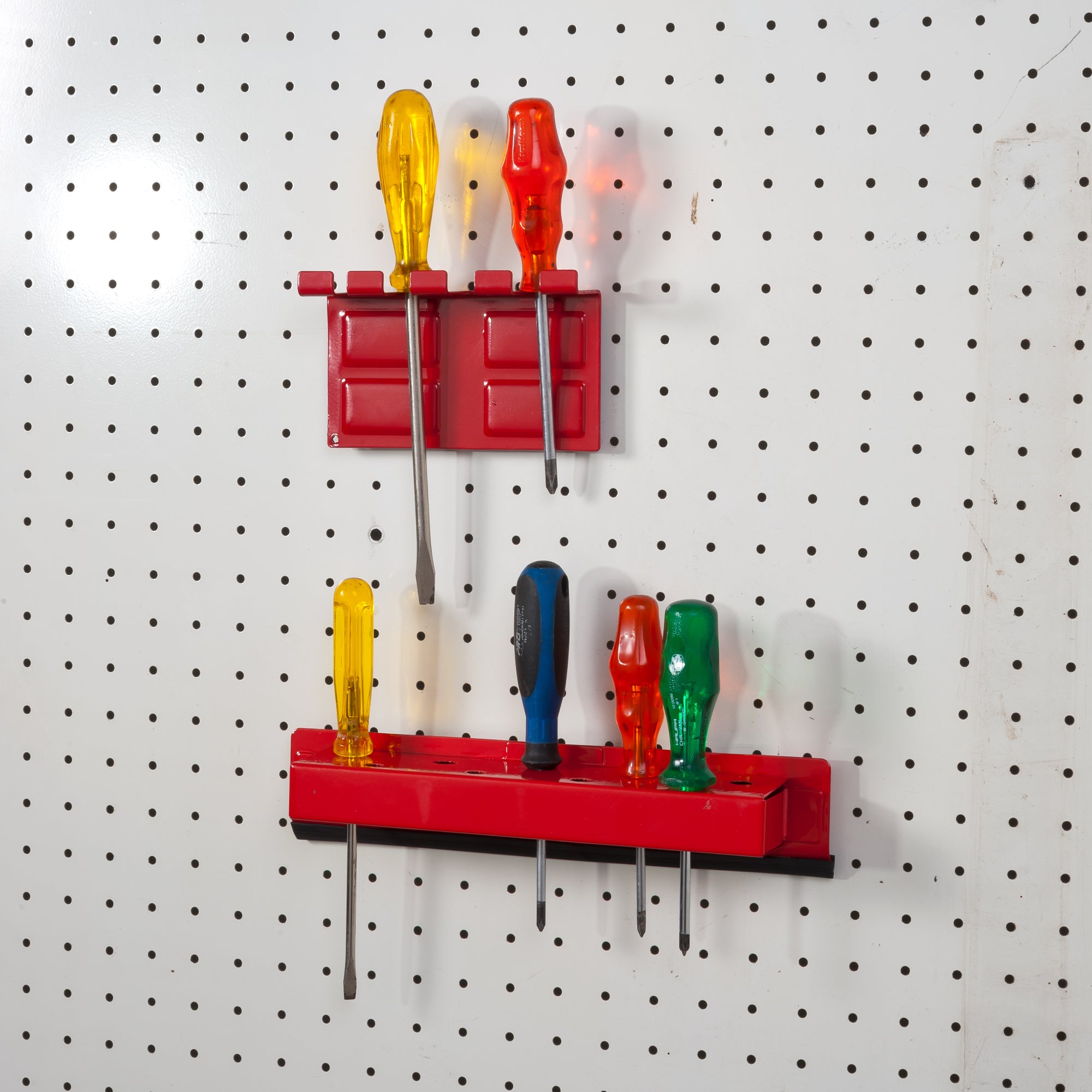 Magnetischer Kleinwerkzeughalter hält mehrere Schraubendreher an der Wand