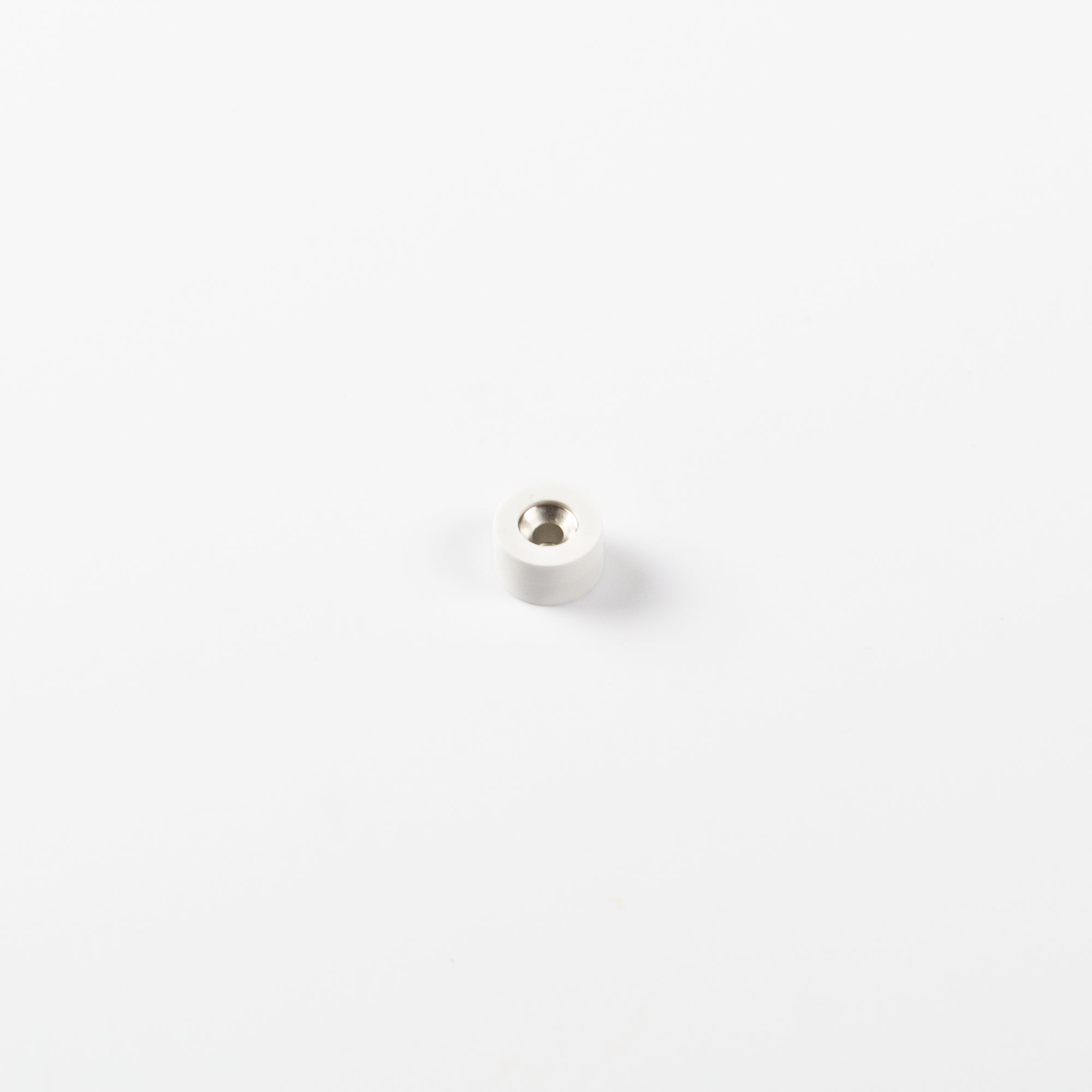 Gummierter weißer Magnet Ø12x7mm mit konischer Senkung Haftfläche