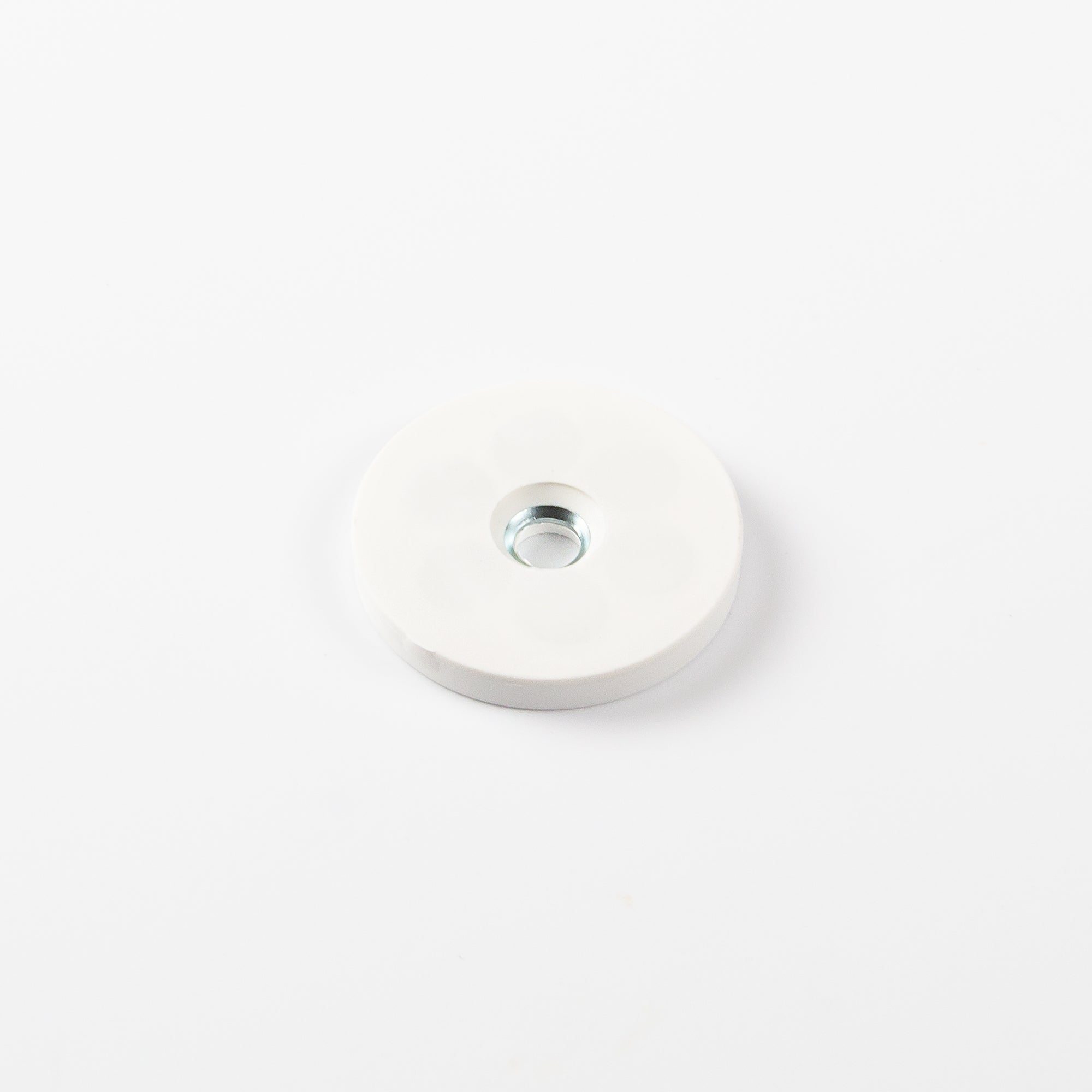 Gummierter weißer Magnet Ø43x6mm mit konischer Senkung Haftfläche