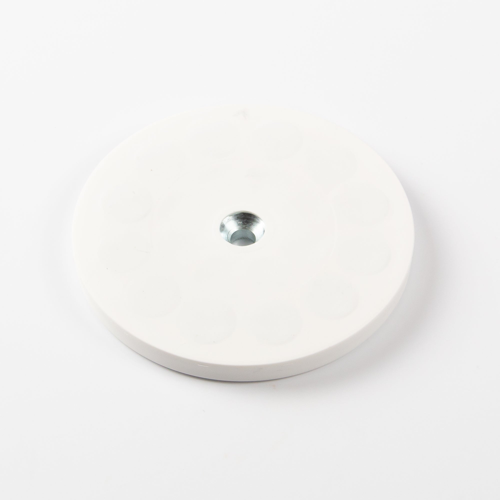 Gummierter weißer Magnet Ø88x8,5mm mit konischer Senkung Haftfläche