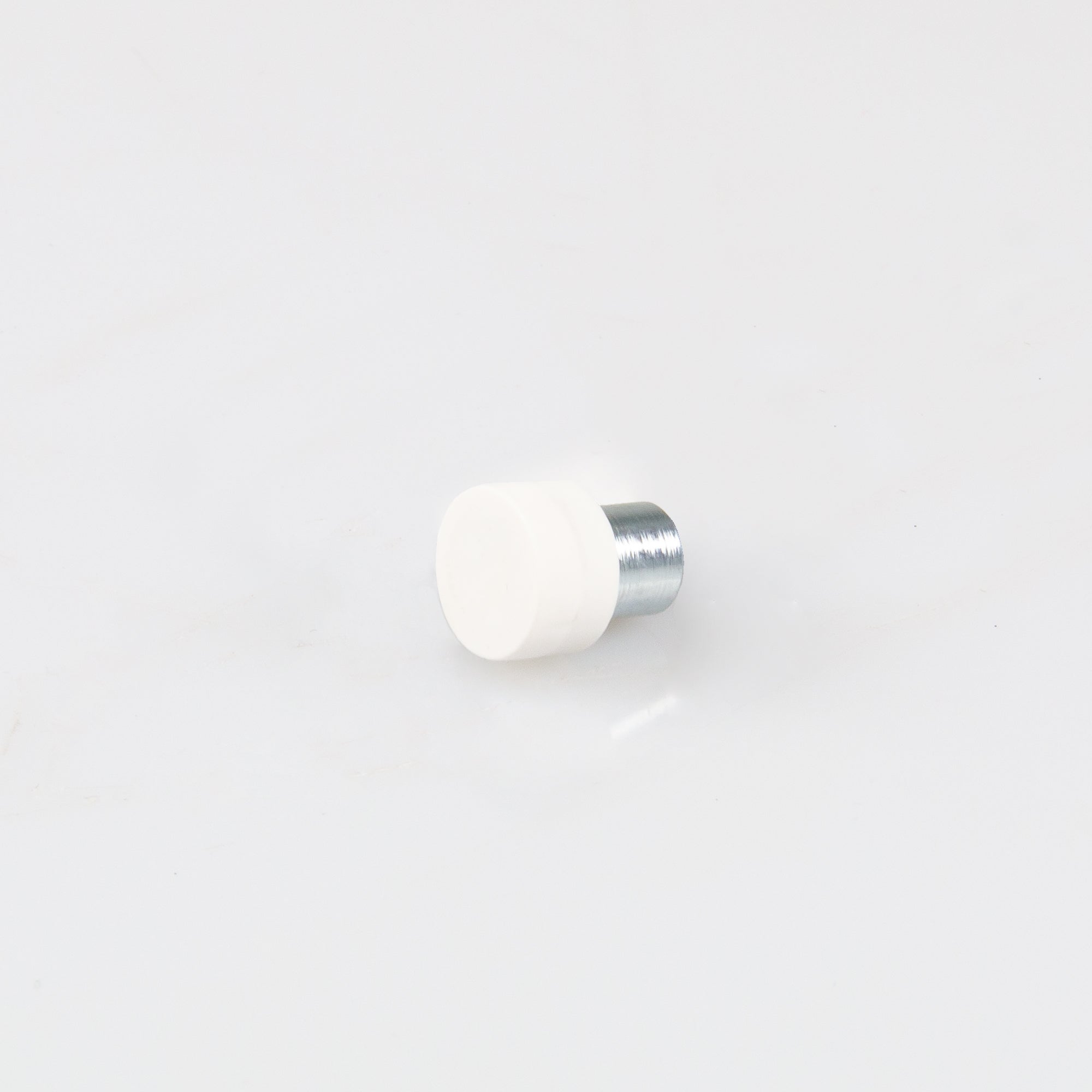 Gummiertes weißes Magnetsystem Ø12x7mm mit Gewindebuchse M4 Haftfläche