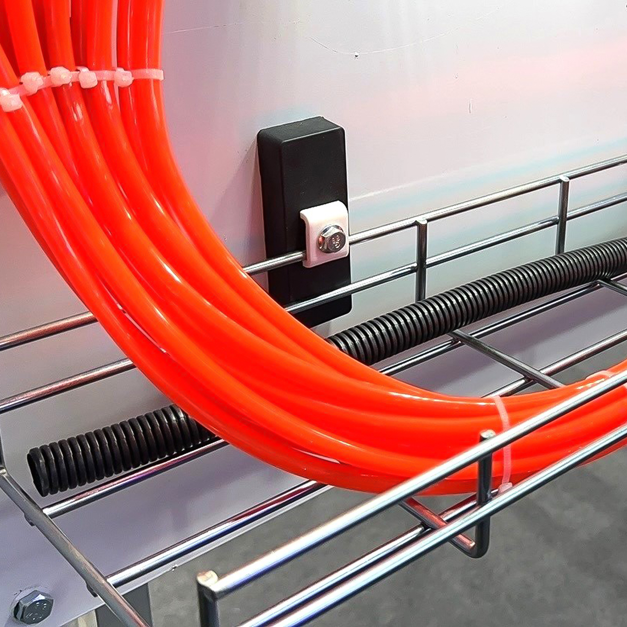 Gummierter Magnet 175x60x21mm mit Innengewinde M8 Anwendung