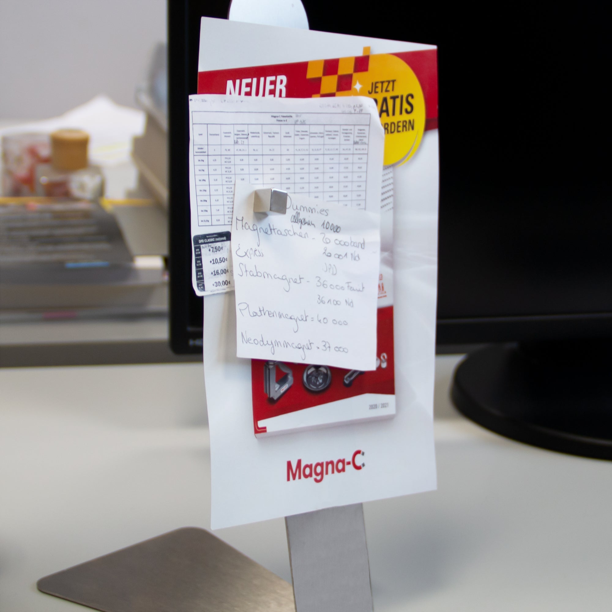 Blockmagnet aus Neodym mit der Abmessung 10x10x10mm hält einen Stapel Notizen