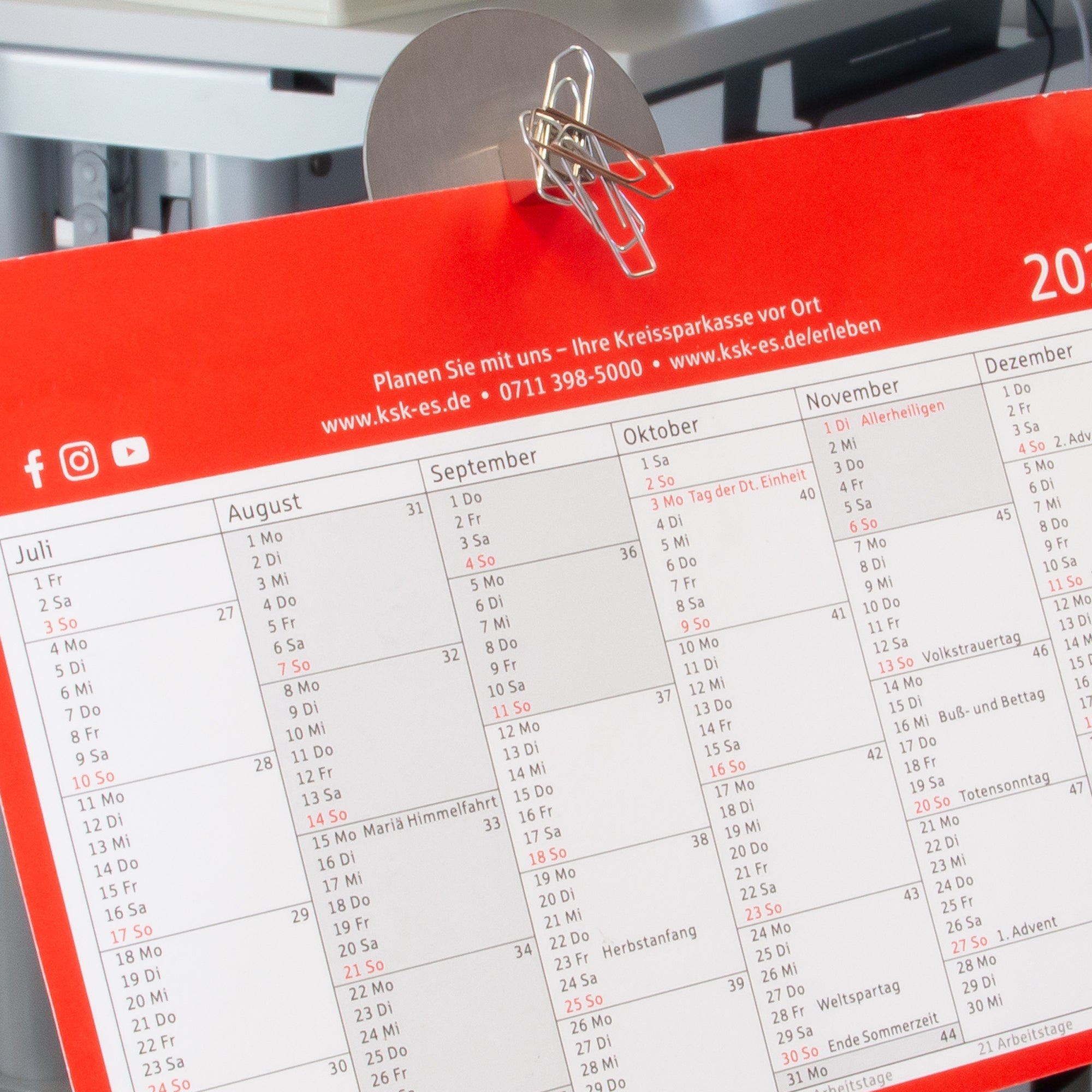 Blockmagnet aus Neodym mit der Abmessung 10x10x10mm hält Kalender und Büroklammern