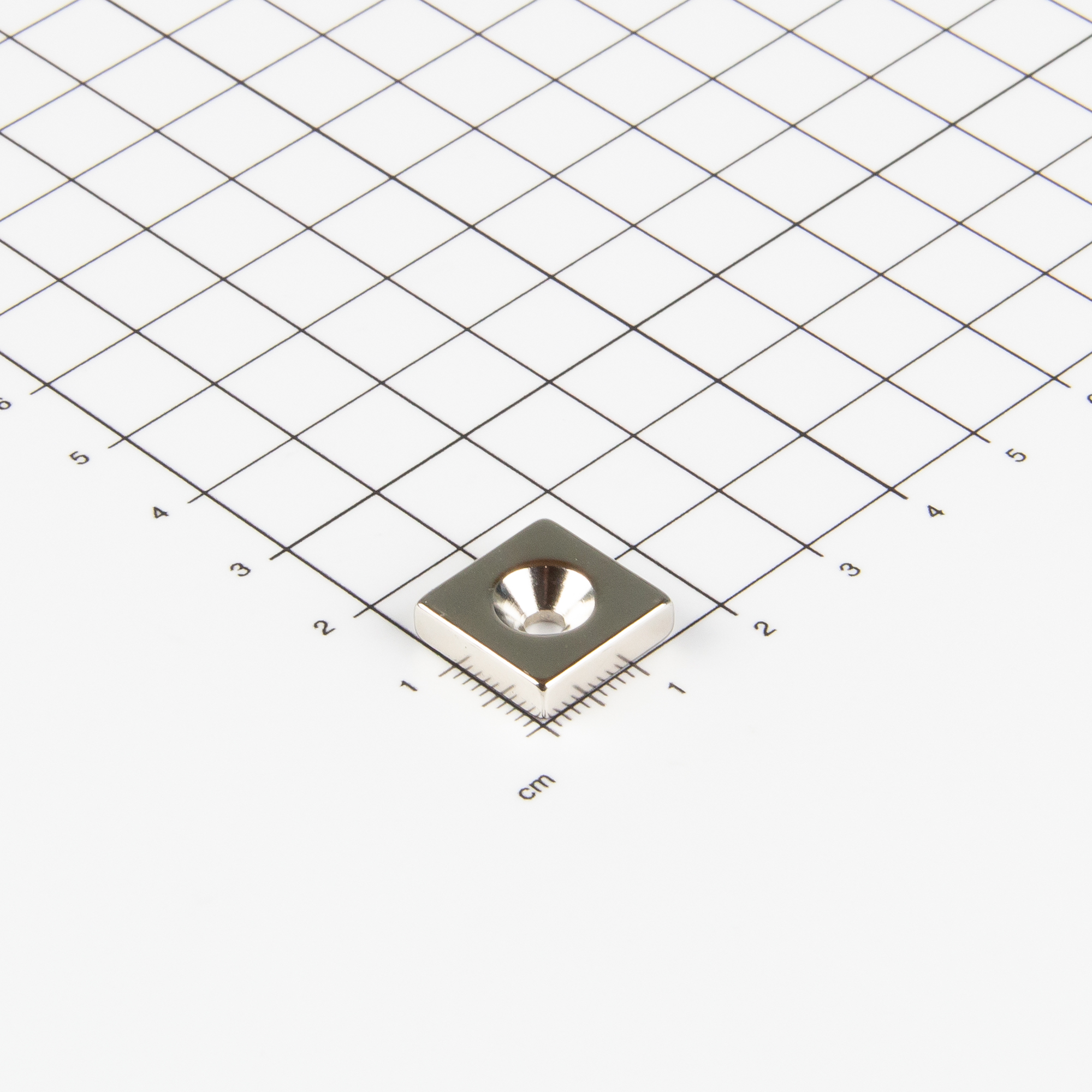 Neodym Blockmagnet mit konischer Senkbohrung 15x15x4mm