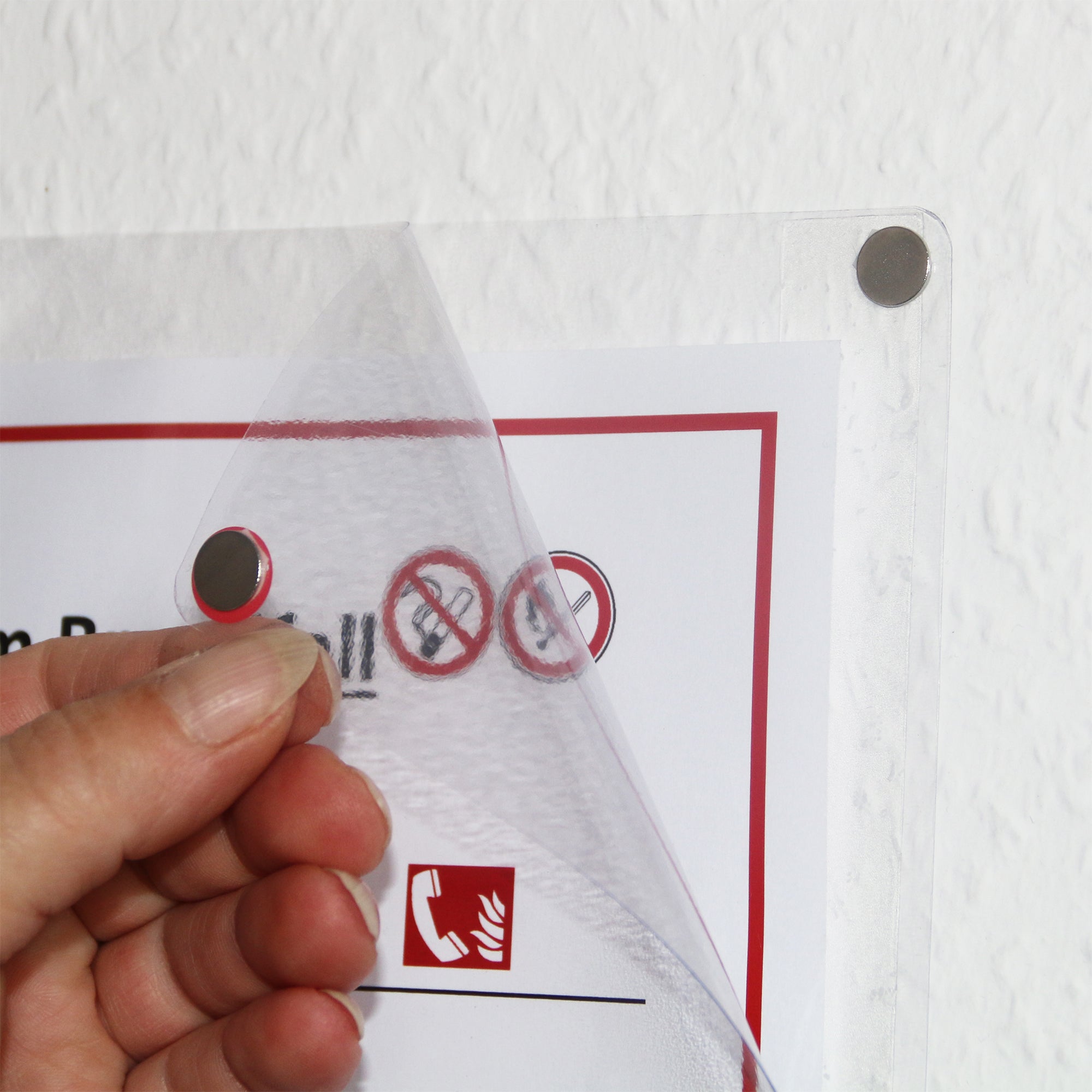 Selbstklebende Klarsichthülle 320x230mm mit Magnetverschluss Anwendung