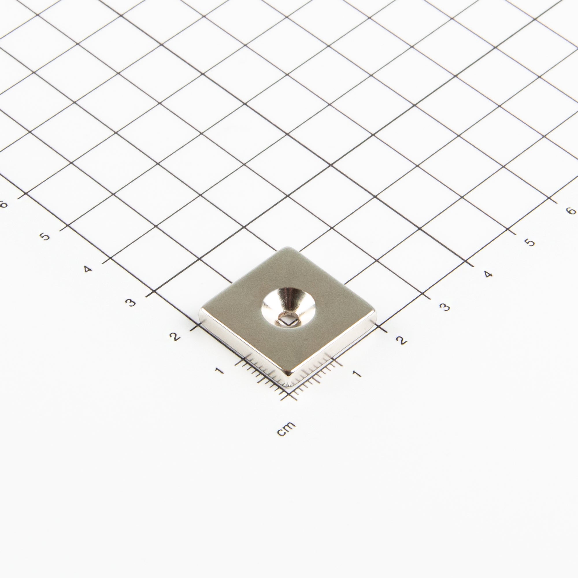 Neodym Blockmagnet mit konischer Senkbohrung 20x20x4mm