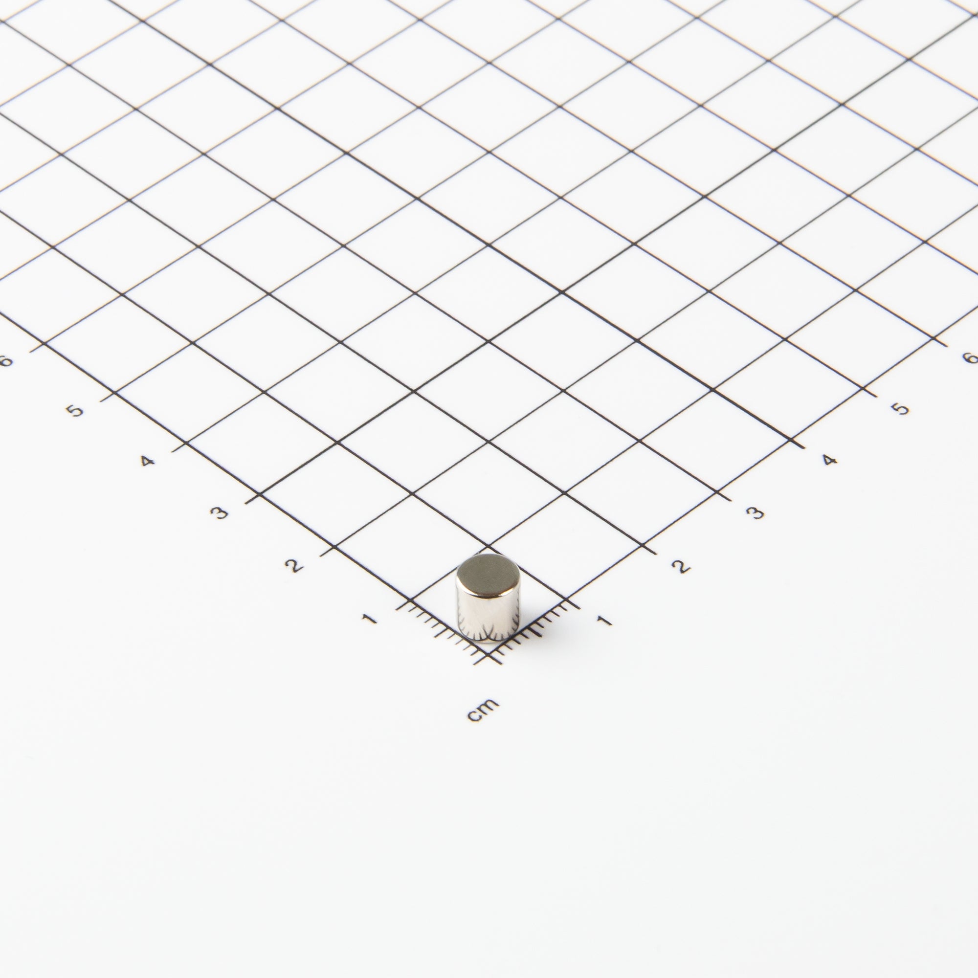 Flacher Scheibenmagnet aus Neodym mit der Abmessung Ø6x6mm