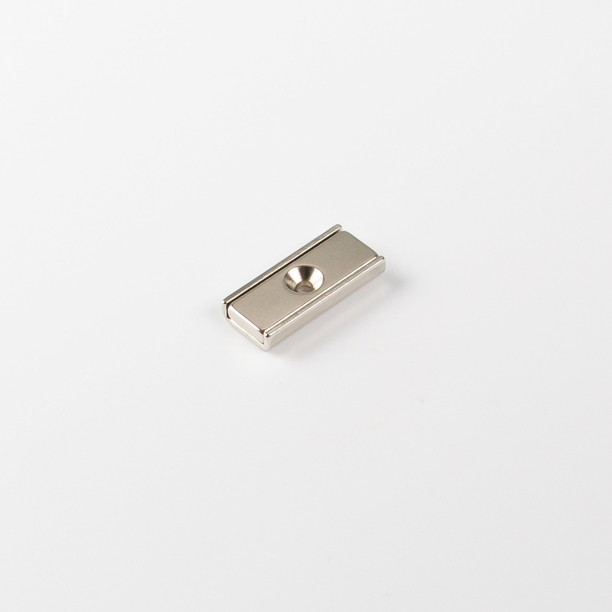 Neodym-Flachleiste 30x13,5x5mm mit konischer Senkung