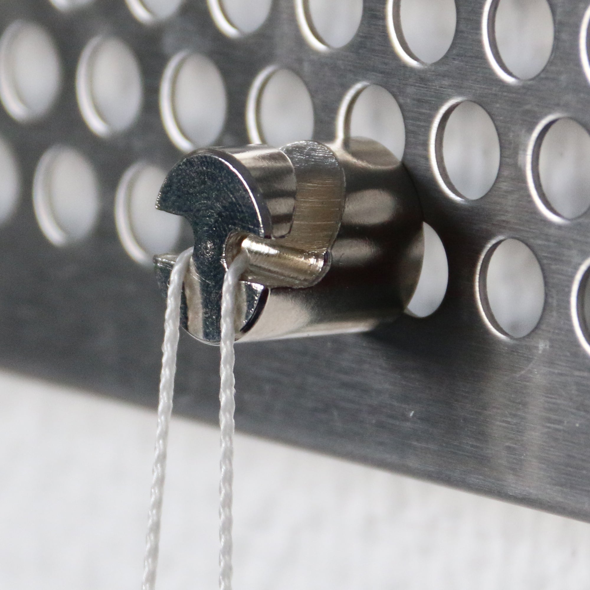 Magnet mit integriertem Haken Ø16x16mm Nahaufnahme