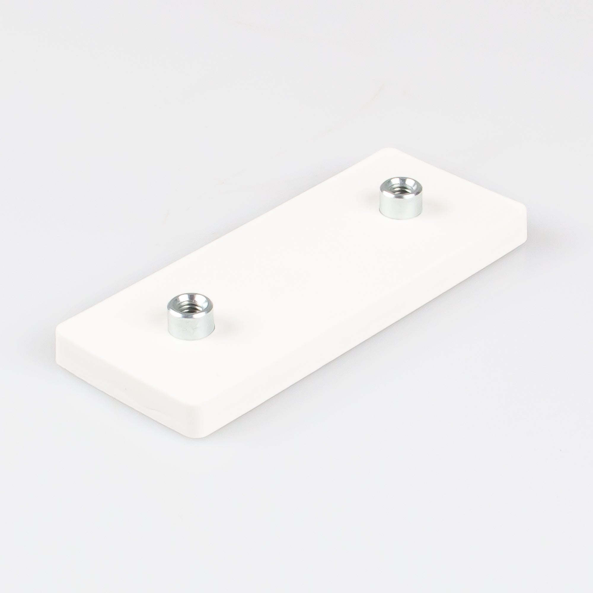 Gummierter weißer Magnet 110x45x8,5mm mit 2x Gewindebuchse M6