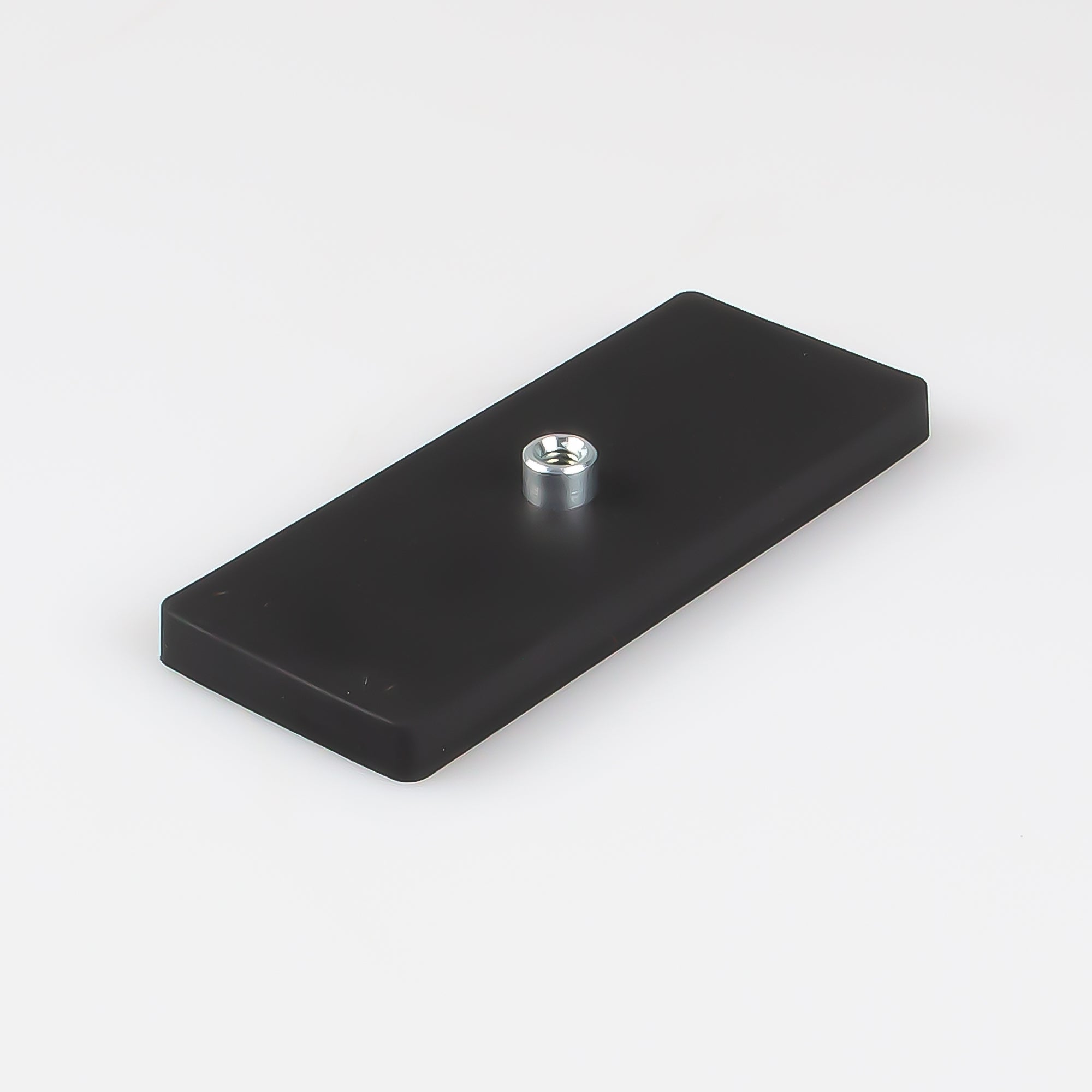 Gummierter schwarzer Magnet 110x45x8,5mm Gewindebuchse M6