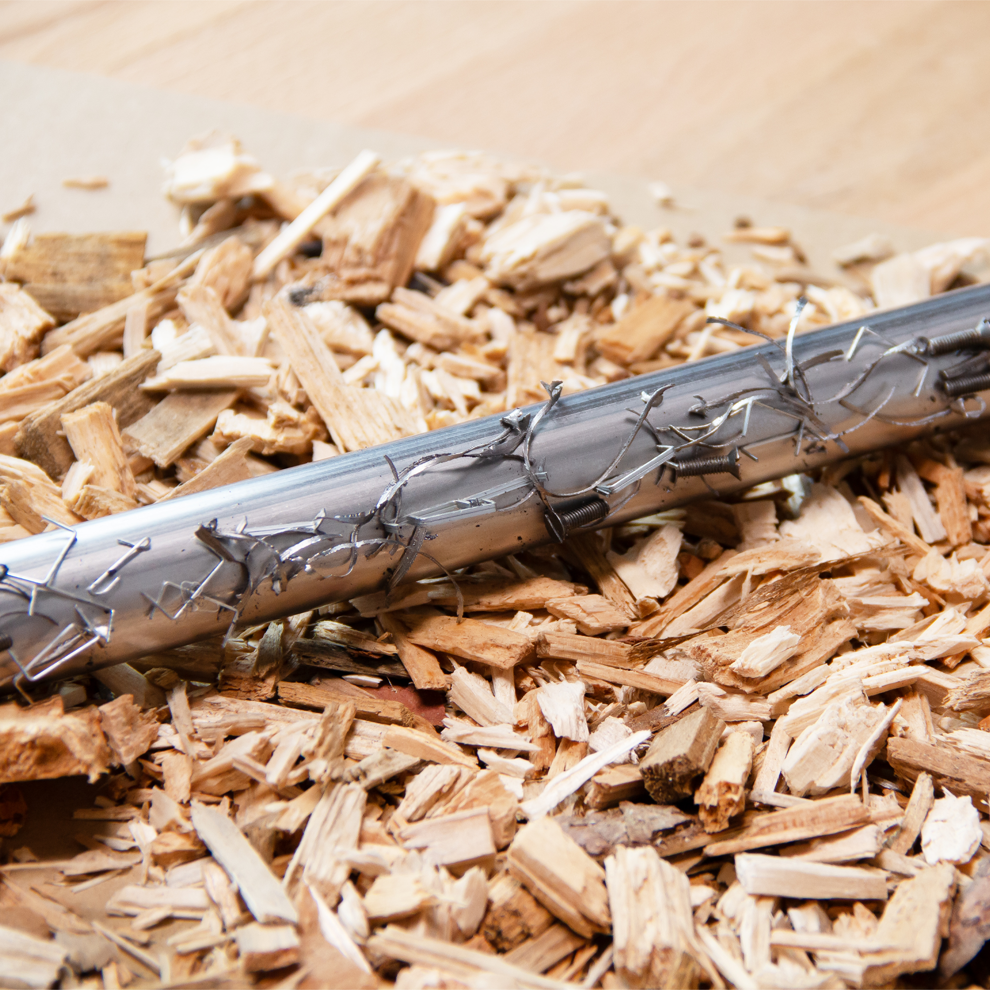 Ein Stabseparator zieht die Eisenteile aus den Holzstückchen