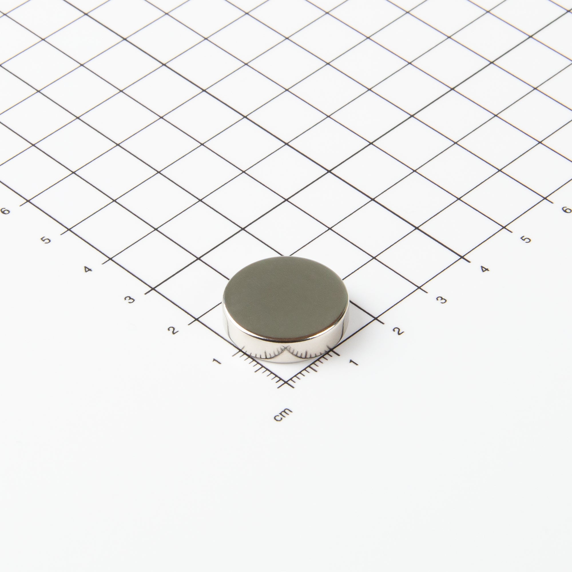 Flacher Scheibenmagnet aus Neodym mit der Abmessung Ø20x5mm