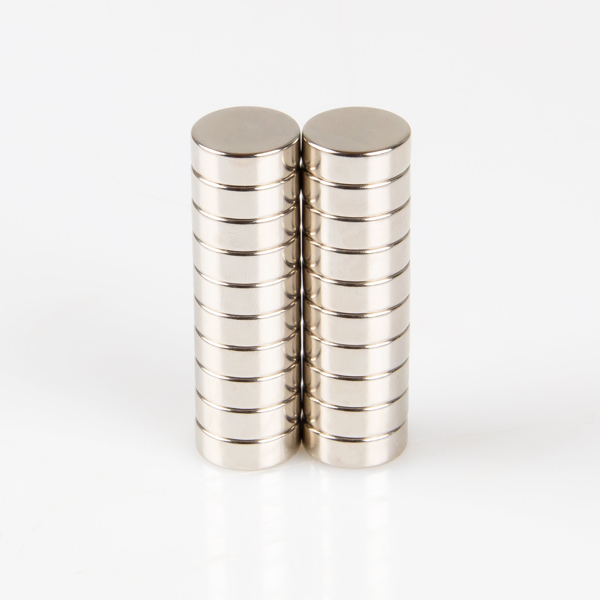 Stapel mit 20 Stück Neodym Scheibenmagnete Ø15x5mm