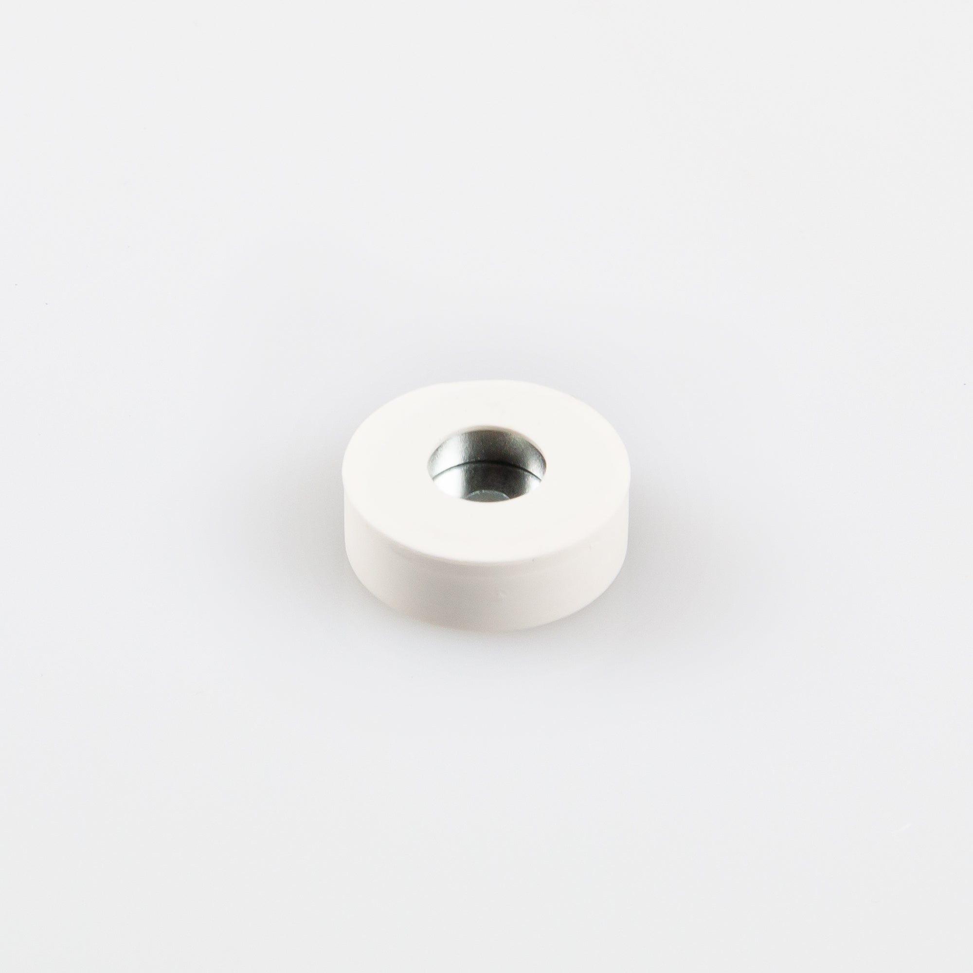 Gummierter Magnet Ø18x6mm mit zylindrischer Senkung Haftfläche