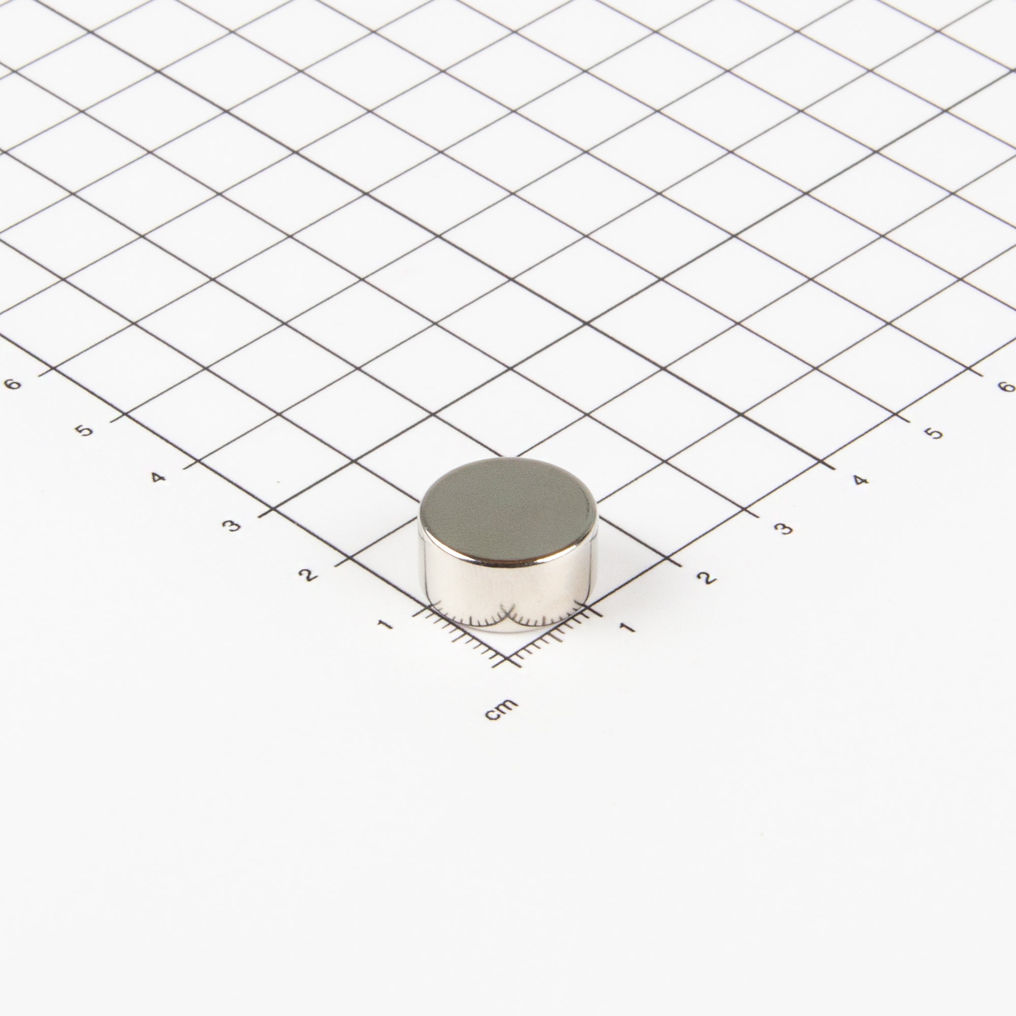 Flacher Scheibenmagnet aus Neodym mit der Abmessung Ø16x8mm